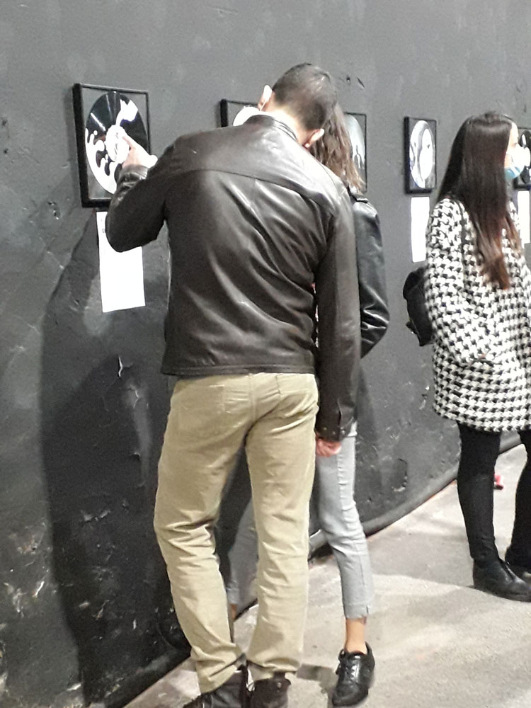 Mostra collettiva basata sulla customizzazione di un disco in vinile interpretata da diversi artisti, nata in occasione della mostra mercato Vinyl Culture Market al concept bar Ral8022 di Milano, esposta in seguito alla fiera del disco di Novegro e poi in altre edizioni del 2020 e 2021 al Ride di Milano (hub culturale nell’ex scalo ferroviario di Porta Genova).