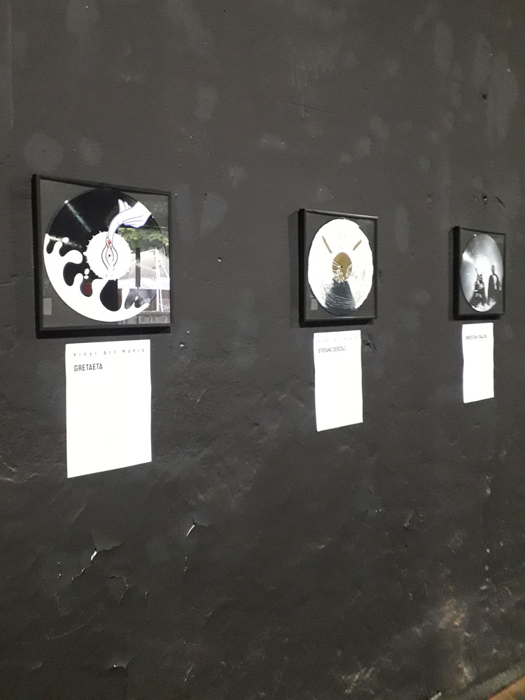 Mostra collettiva basata sulla customizzazione di un disco in vinile interpretata da diversi artisti, nata in occasione della mostra mercato Vinyl Culture Market al concept bar Ral8022 di Milano, esposta in seguito alla fiera del disco di Novegro e poi in altre edizioni del 2020 e 2021 al Ride di Milano (hub culturale nell’ex scalo ferroviario di Porta Genova).