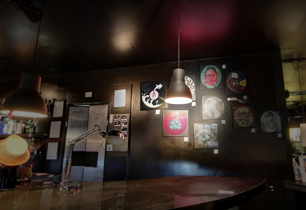 Mostra collettiva basata sulla customizzazione di un disco in vinile interpretata da diversi artisti, nata in occasione della mostra mercato Vinyl Culture Market al concept bar Ral8022 di Milano, esposta in seguito alla fiera del disco di Novegro e poi in altre edizioni del 2020 e 2021 al Ride di Milano (hub culturale nell’ex scalo ferroviario di Porta Genova).