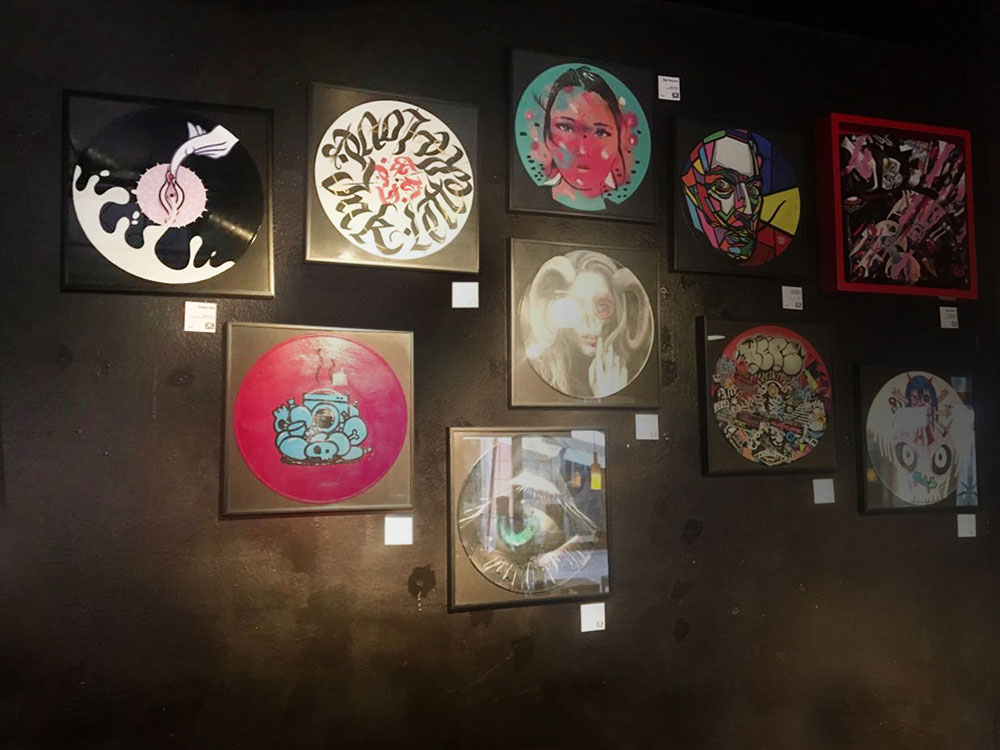 Mostra collettiva basata sulla customizzazione di un disco in vinile interpretata da diversi artisti, nata in occasione della mostra mercato Vinyl Culture Market al concept bar Ral8022 di Milano, esposta in seguito alla fiera del disco di Novegro e poi in altre edizioni del 2020 e 2021 al Ride di Milano (hub culturale nell’ex scalo ferroviario di Porta Genova).