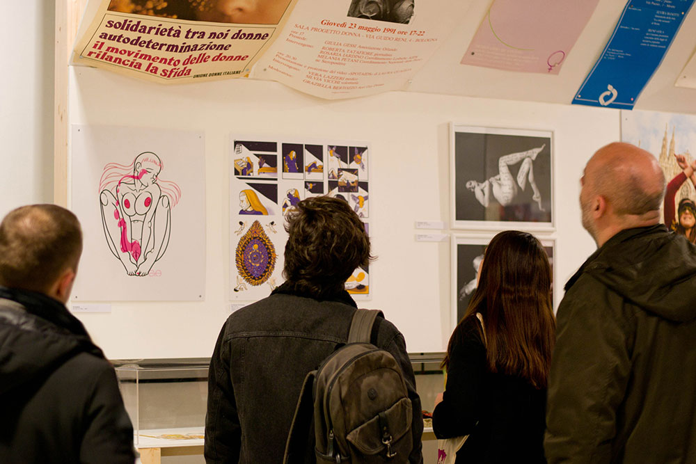 L’esposizione collettiva ha ripercorso l’evoluzione del costume e dell’erotismo in Italia attraverso 200 opere e reperti, si è tenuta alla Fabbrica del Vapore di Milano.