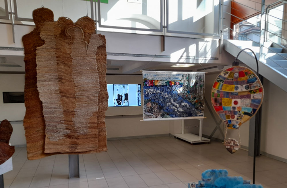 Mostra collettiva tenutasi in prima battuta presso la storica Ex Fornace Gola sull’Alzaia del Naviglio Pavese per poi migrare nella città di Cracovia. L’obiettivo dell’esposizione è stato infatti quello di creare un ponte tra Italia e Polonia. Organizzata dalla Casa delle Artiste di Milano in collaborazione con Galeria Labirynt (PL) patrocinata dal Municipio 6, la mostra ha ospitato artisti italiani e polacchi.