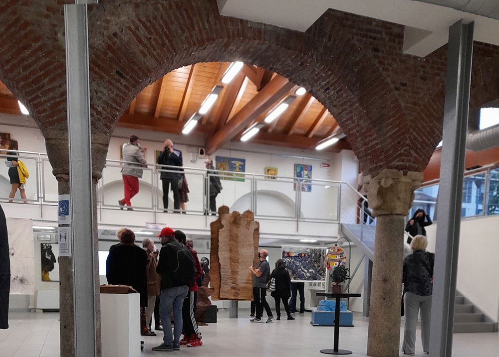 Mostra collettiva tenutasi in prima battuta presso la storica Ex Fornace Gola sull’Alzaia del Naviglio Pavese per poi migrare nella città di Cracovia. L’obiettivo dell’esposizione è stato infatti quello di creare un ponte tra Italia e Polonia. Organizzata dalla Casa delle Artiste di Milano in collaborazione con Galeria Labirynt (PL) patrocinata dal Municipio 6, la mostra ha ospitato artisti italiani e polacchi.