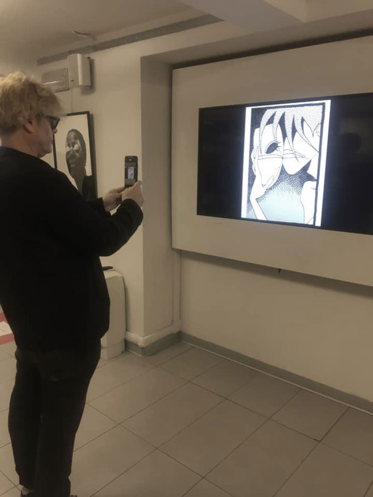 Mostra collettiva tenutasi in prima battuta presso la storica Ex Fornace Gola sull’Alzaia del Naviglio Pavese per poi migrare nella città di Cracovia. L’obiettivo dell’esposizione è stato infatti quello di creare un ponte tra Italia e Polonia. Organizzata dalla Casa delle Artiste di Milano in collaborazione con Galeria Labirynt (PL) patrocinata dal Municipio 6, la mostra ha ospitato artisti italiani e polacchi.
