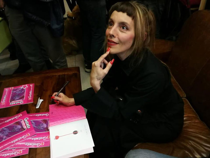 Al caffè Zanardi di Milano veniva presentato per la prima volta l’album illustrato di Gretaeta “Brockendoll – La seduzione del malato“. Un progetto artistico che esplora il labile confine tra fragilità interiore ed estetica esteriore. “Brockendoll” richiama l’idea di una bambola rotta e difettosa, se non addirittura sbagliata (vedi il termine broken scritto con la ‘c’) ma attraente al tempo stesso, da qui il termine “seduzione del malato”. Brockendoll è un’indagine sul fascino dell’imperfezione.