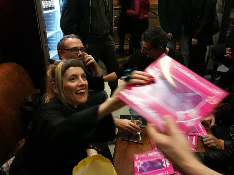 Al caffè Zanardi di Milano veniva presentato per la prima volta l’album illustrato di Gretaeta “Brockendoll – La seduzione del malato“. Un progetto artistico che esplora il labile confine tra fragilità interiore ed estetica esteriore. “Brockendoll” richiama l’idea di una bambola rotta e difettosa, se non addirittura sbagliata (vedi il termine broken scritto con la ‘c’) ma attraente al tempo stesso, da qui il termine “seduzione del malato”. Brockendoll è un’indagine sul fascino dell’imperfezione.
