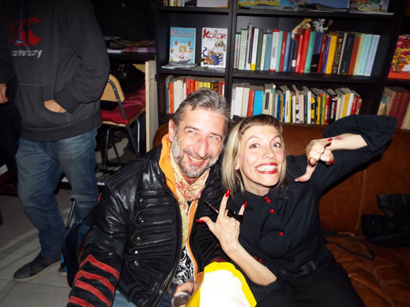 Al caffè Zanardi di Milano veniva presentato per la prima volta l’album illustrato di Gretaeta “Brockendoll – La seduzione del malato“. Un progetto artistico che esplora il labile confine tra fragilità interiore ed estetica esteriore. “Brockendoll” richiama l’idea di una bambola rotta e difettosa, se non addirittura sbagliata (vedi il termine broken scritto con la ‘c’) ma attraente al tempo stesso, da qui il termine “seduzione del malato”. Brockendoll è un’indagine sul fascino dell’imperfezione.