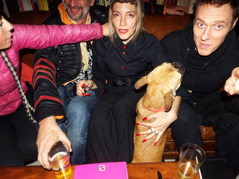 Al caffè Zanardi di Milano veniva presentato per la prima volta l’album illustrato di Gretaeta “Brockendoll – La seduzione del malato“. Un progetto artistico che esplora il labile confine tra fragilità interiore ed estetica esteriore. “Brockendoll” richiama l’idea di una bambola rotta e difettosa, se non addirittura sbagliata (vedi il termine broken scritto con la ‘c’) ma attraente al tempo stesso, da qui il termine “seduzione del malato”. Brockendoll è un’indagine sul fascino dell’imperfezione.