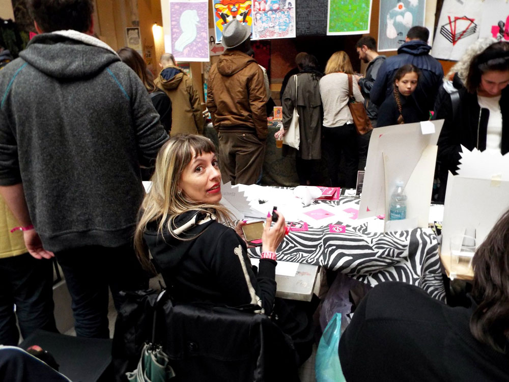 Gretaeta si cimenta per la prima volta con una bancarella dei suoi lavori ed entra a contatto diretto con il pubblico, osserva le reazioni delle persone, ascolta le sensazioni stimolate dai suoi lavori.