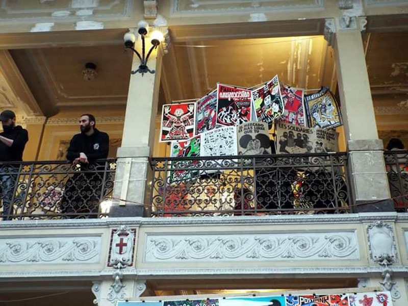Gretaeta si cimenta per la prima volta con una bancarella dei suoi lavori ed entra a contatto diretto con il pubblico, osserva le reazioni delle persone, ascolta le sensazioni stimolate dai suoi lavori.