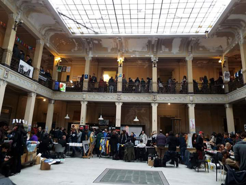 Gretaeta si cimenta per la prima volta con una bancarella dei suoi lavori ed entra a contatto diretto con il pubblico, osserva le reazioni delle persone, ascolta le sensazioni stimolate dai suoi lavori.